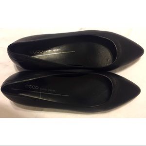 Ecco Black leather pointed toe flats